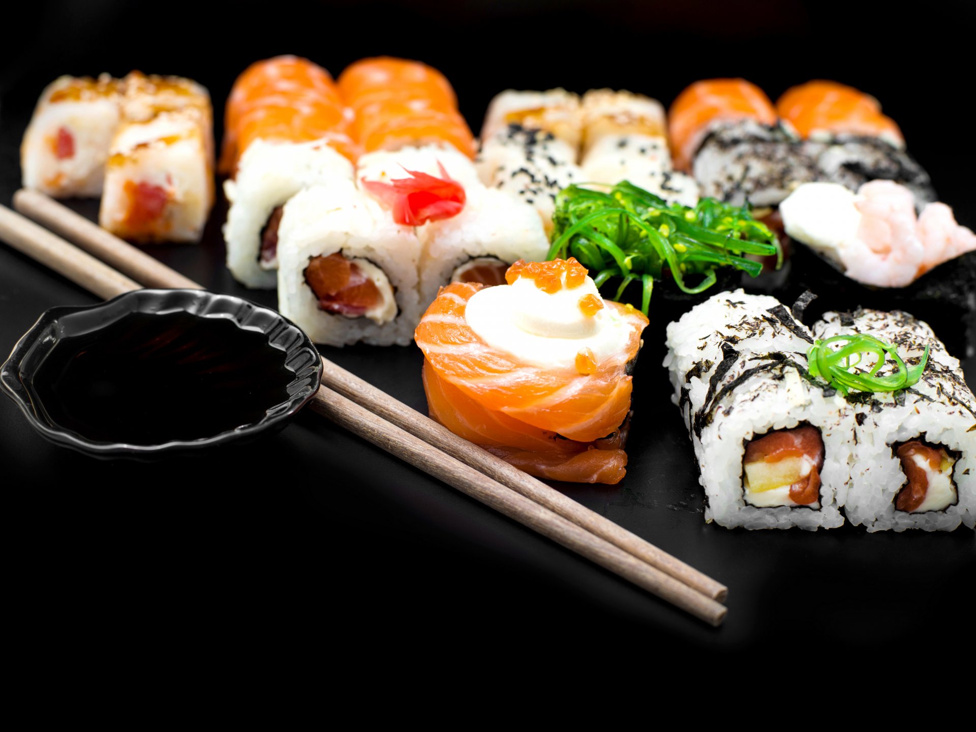 sushi rouleaux petits pains fruits de mer cuisine japonaise