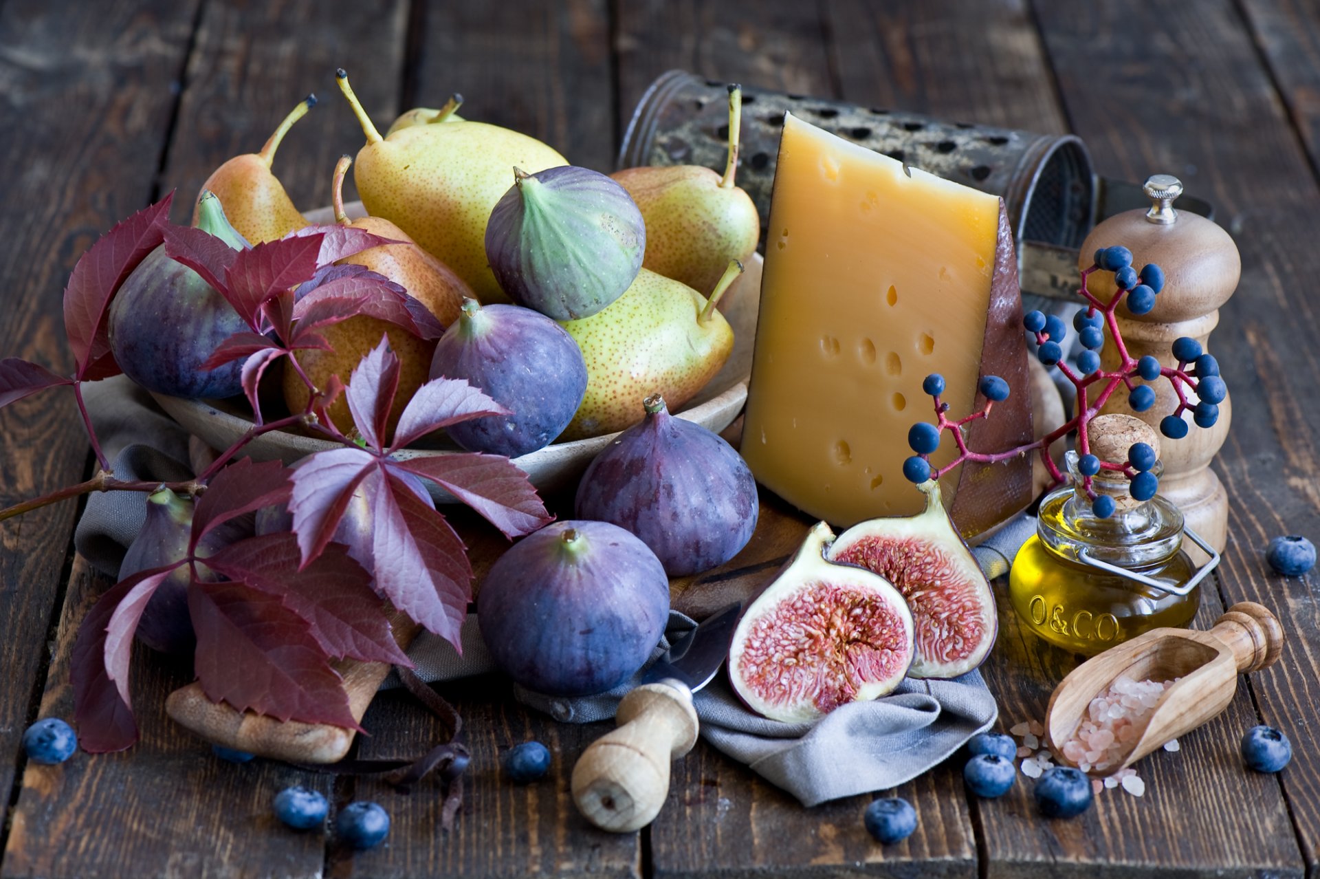 birnen feigen feigen käse trauben beeren blaubeeren blätter stillleben