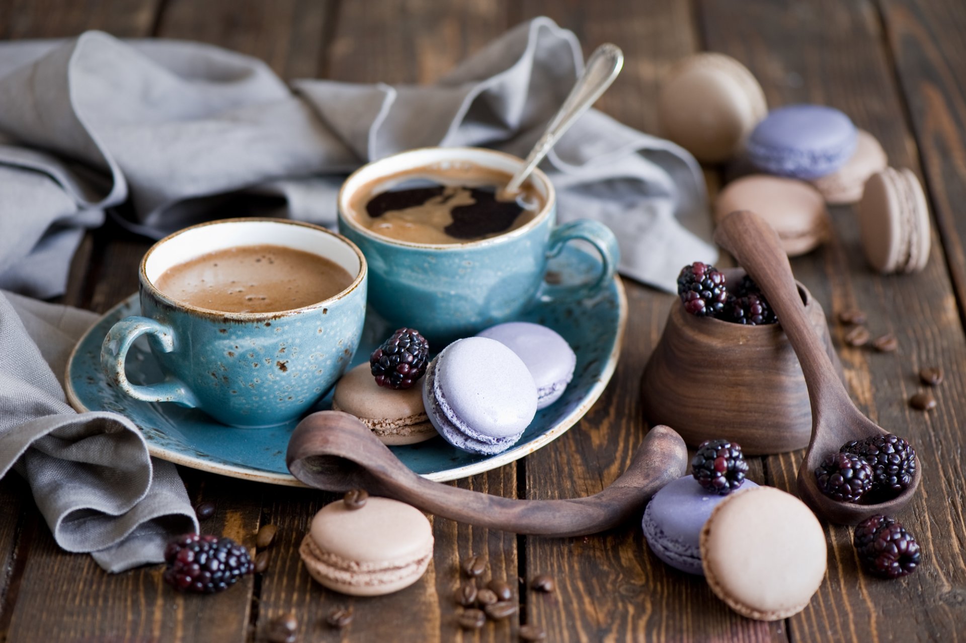 café tasses macaron biscuits baies mûres cuillères dessert