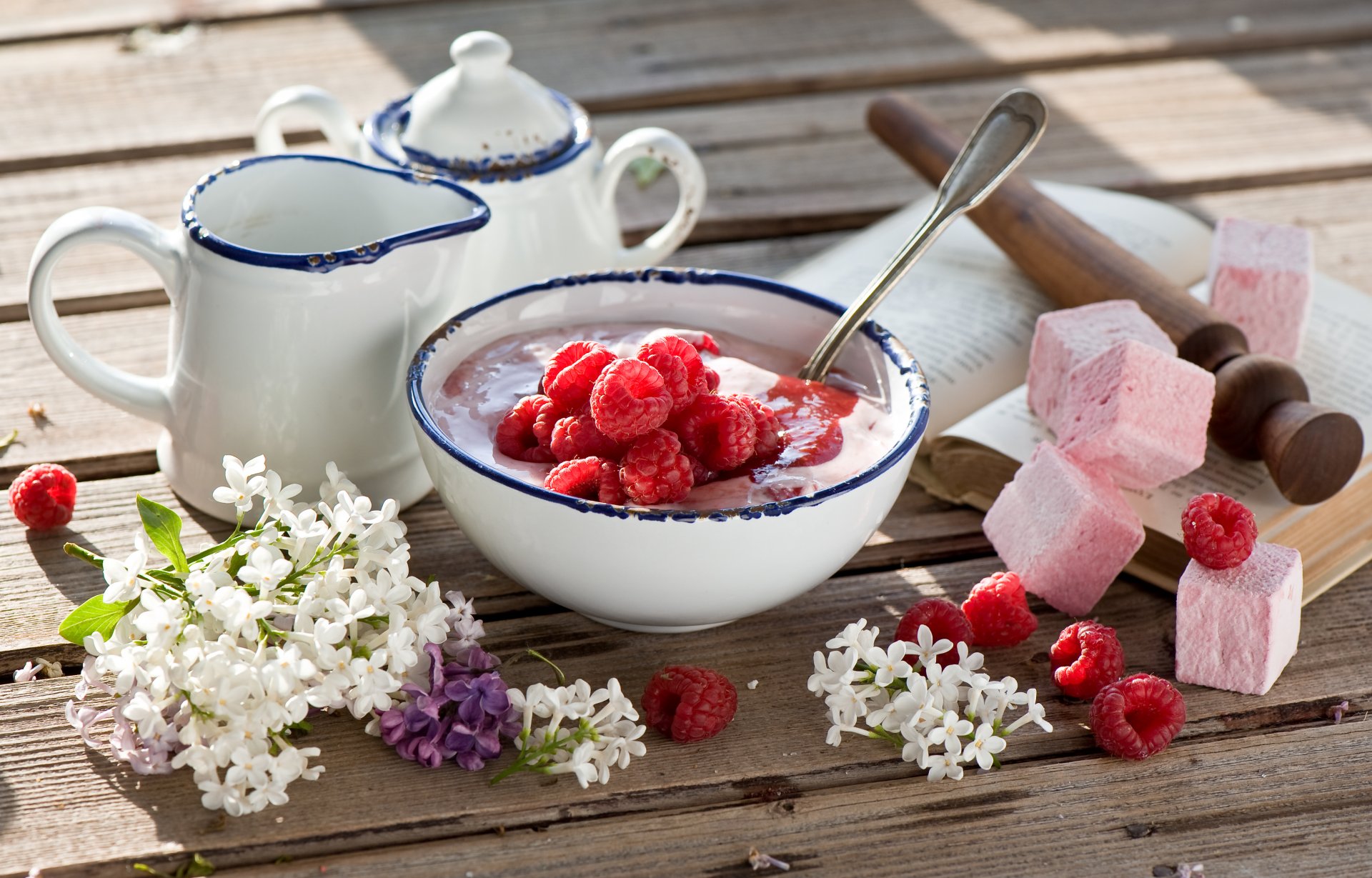 desayuno yogur y frambuesas flores de lila flores de lila