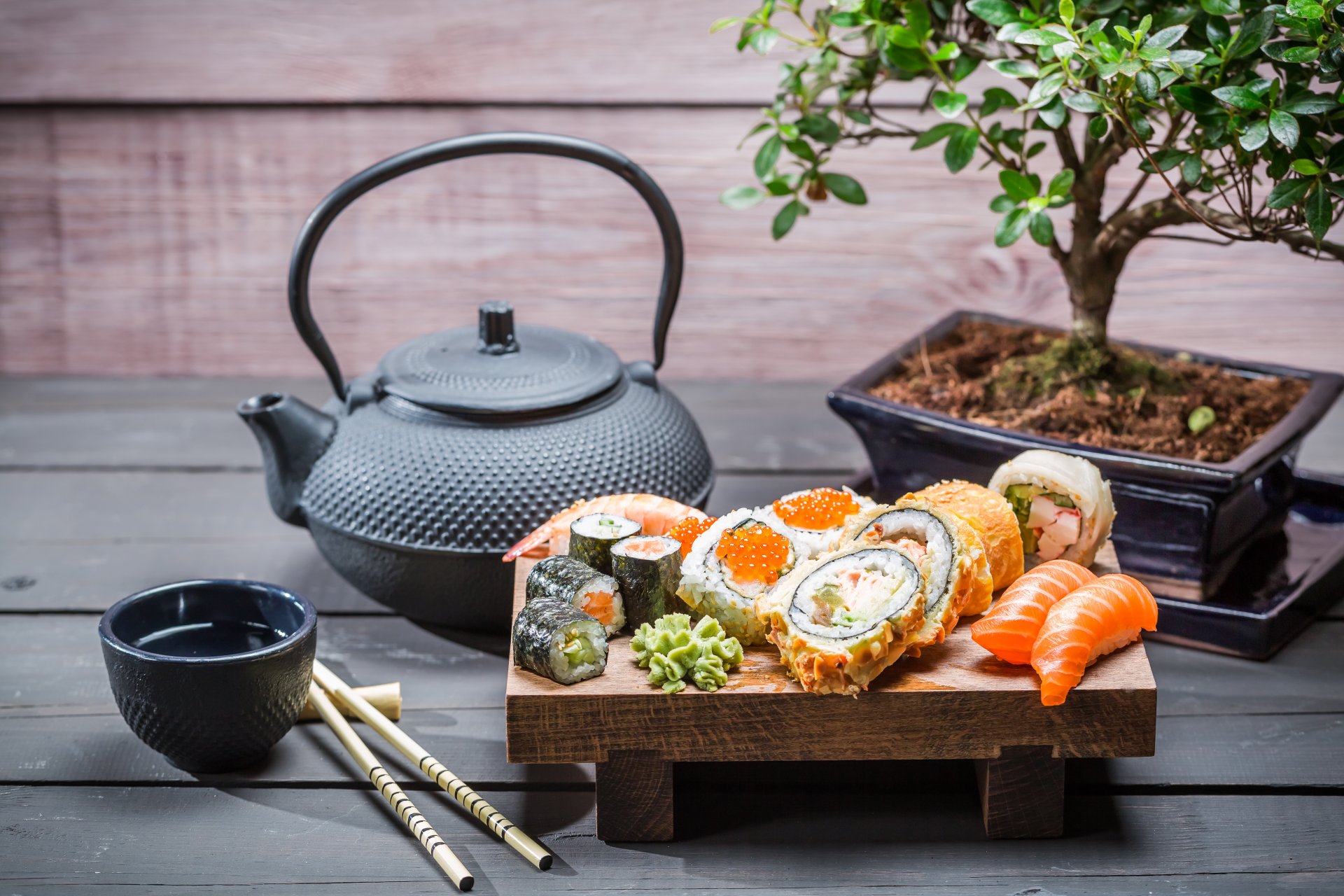 japanisches essen sushi brötchen sojasauce teekanne holz brötchen teebaum