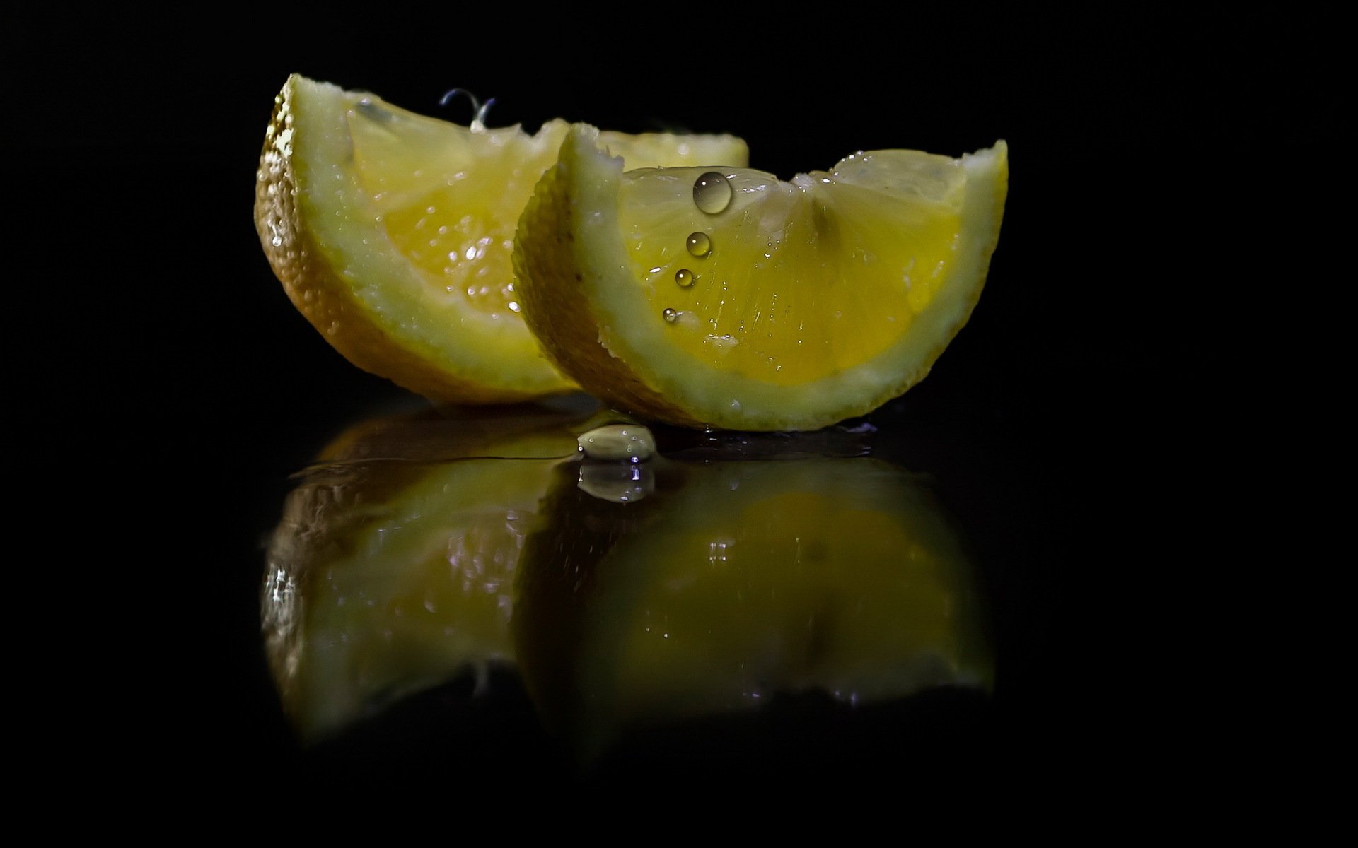 citron tranches jus gouttes fond sombre réflexion