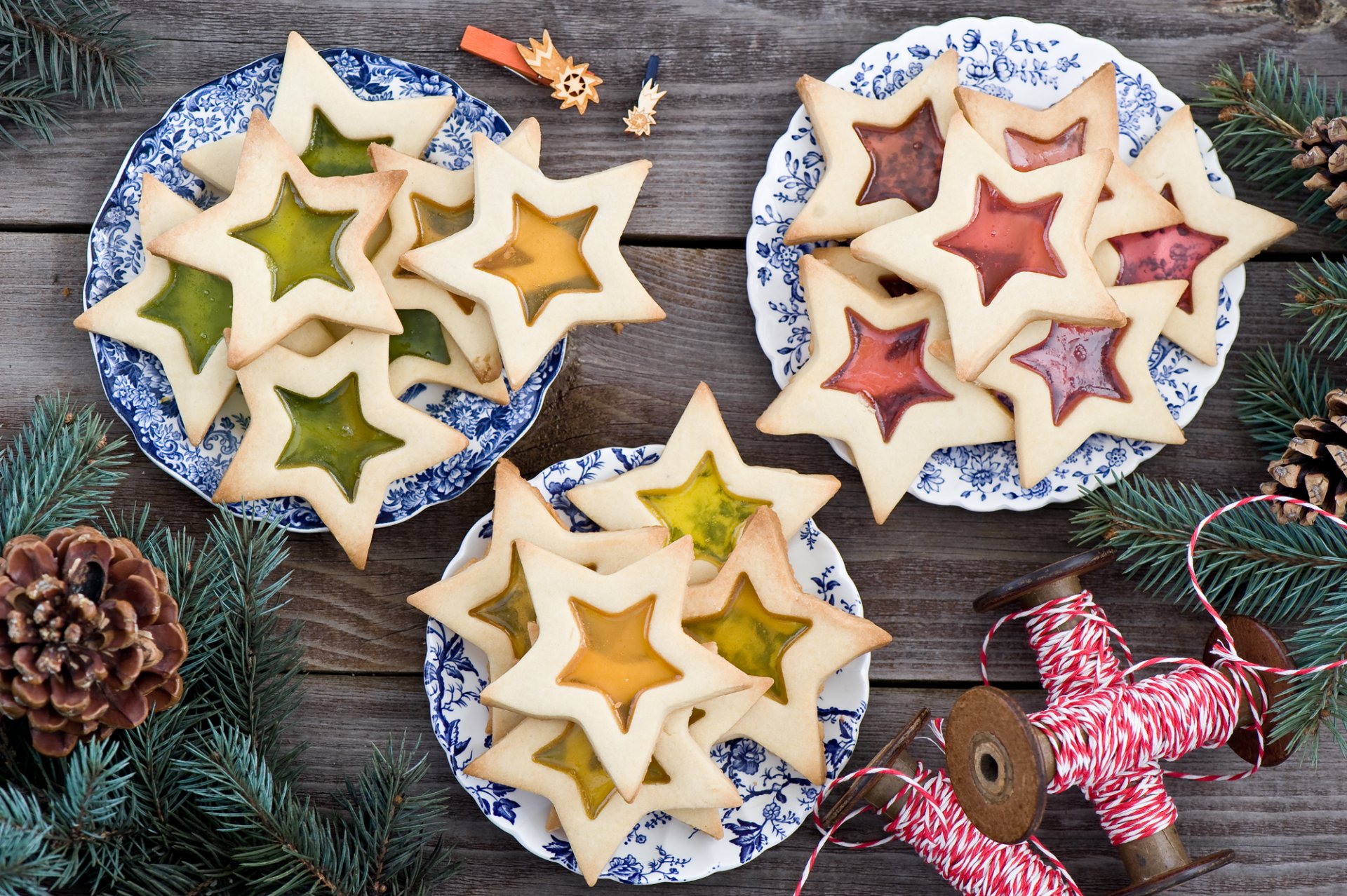 estrellas galletas pasteles comida postre dulces hilos ramas abeto platos conos invierno vacaciones año nuevo navidad anna verdina