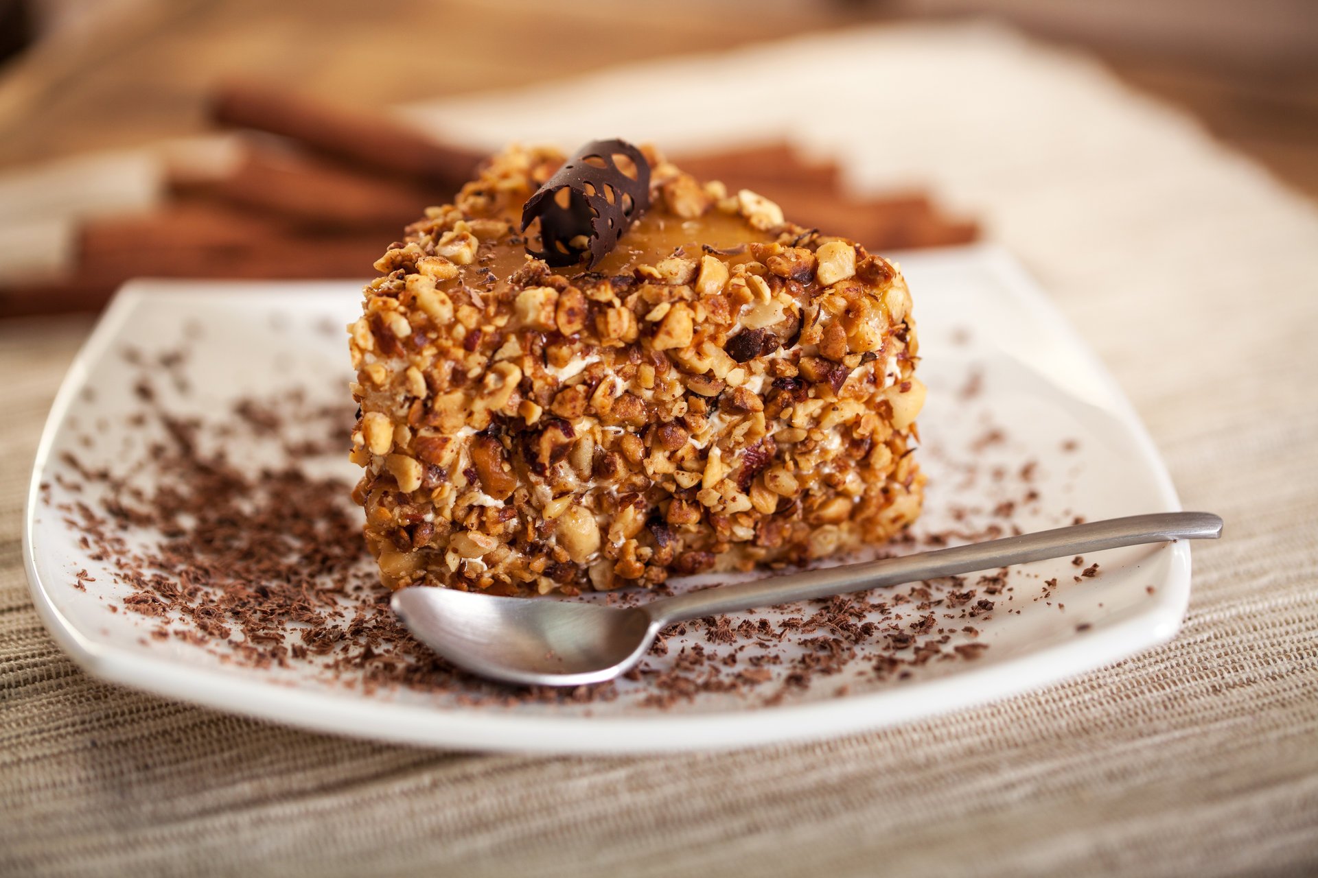 pastel rebanada nueces chocolate plato cuchara postre dulce