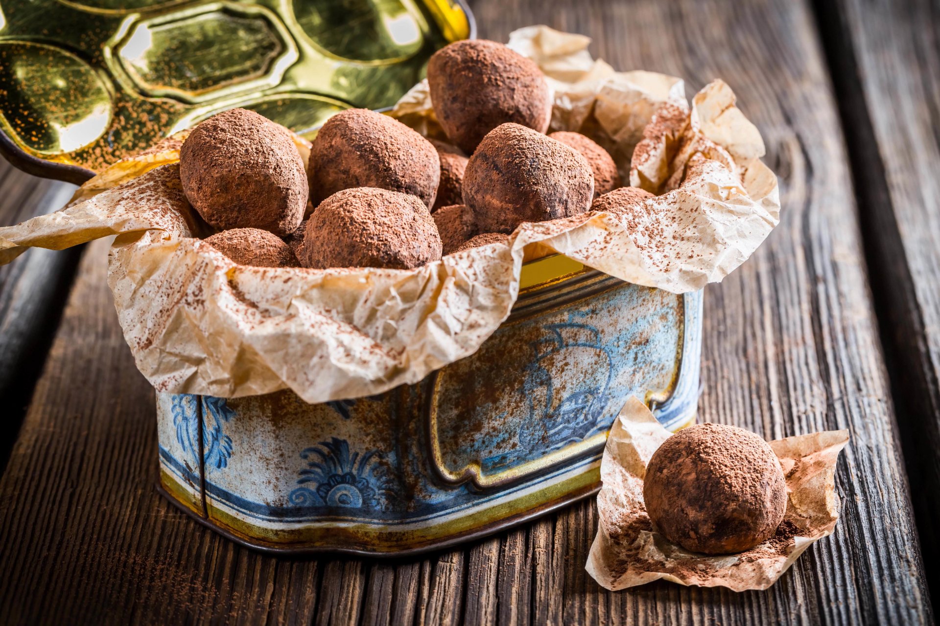 essen dessert box jahrgang papier süßigkeiten trüffel hausgemachte kakao schokolade kugeln schokolade yum-yum grauer hintergrund hintergrundbilder