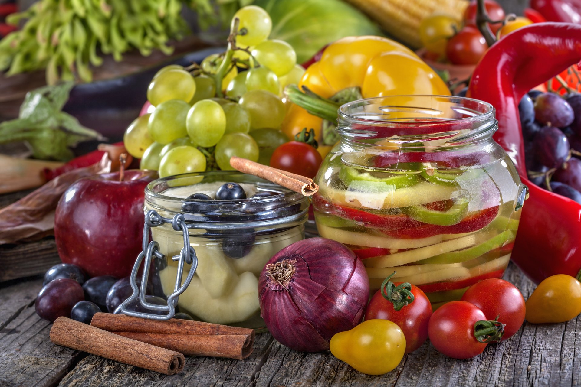 konserven rohlinge obst gemüse zwiebeln tomaten paprika trauben äpfel zimt gläser