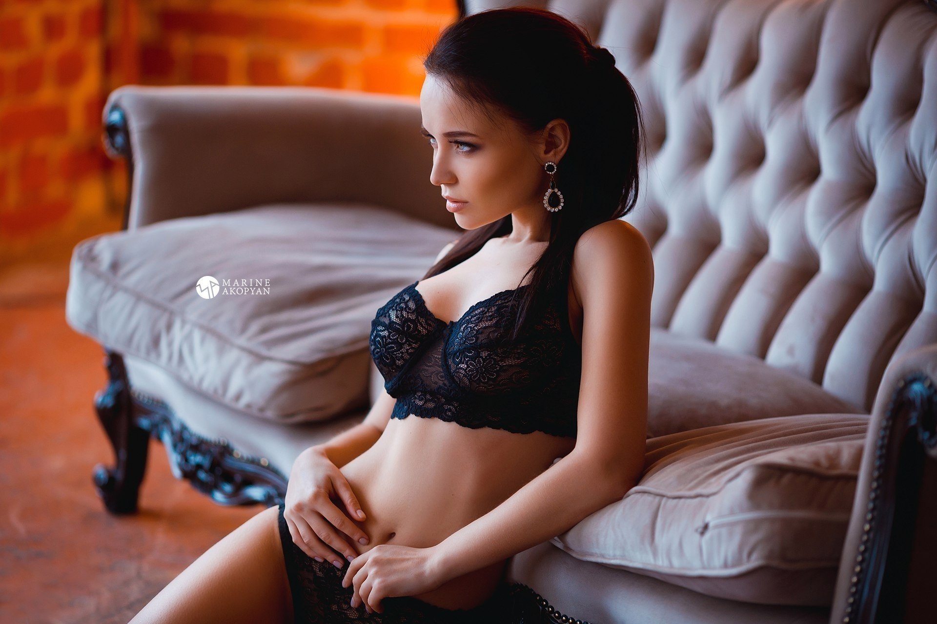 marine akopyan angelina petrova angelina petrova photographer mädchen modell foto figur körper höschen dessous brünette zimmer blick