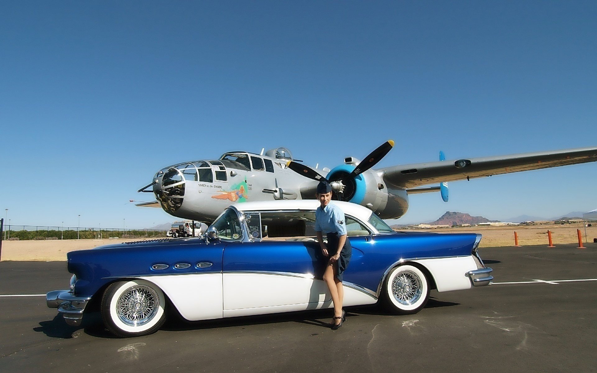 avion voiture technique voiture fille pilote jupe bas rareté ciel montagne aérodrome chaussures jambes