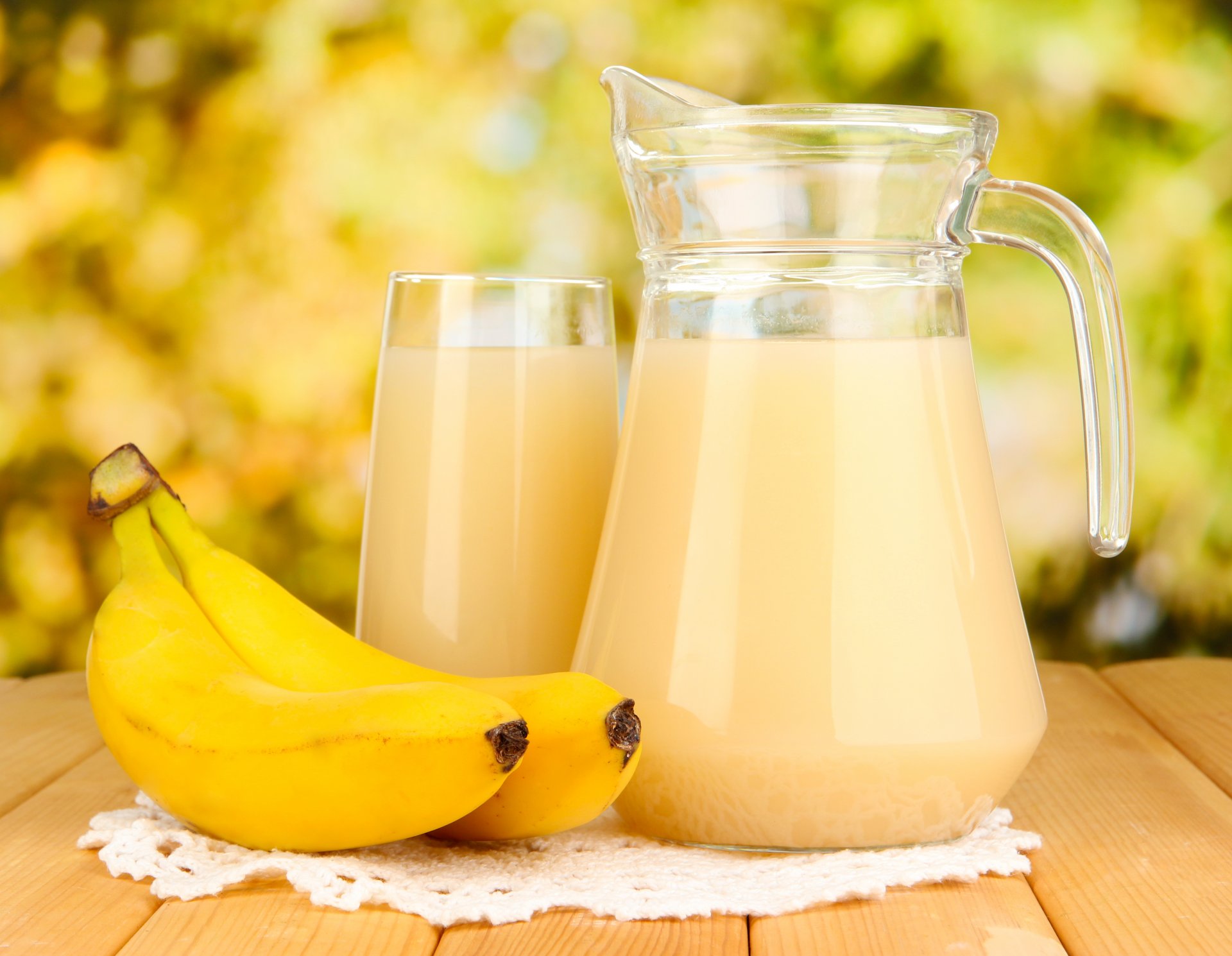 table napkin carafe glass bananas juice