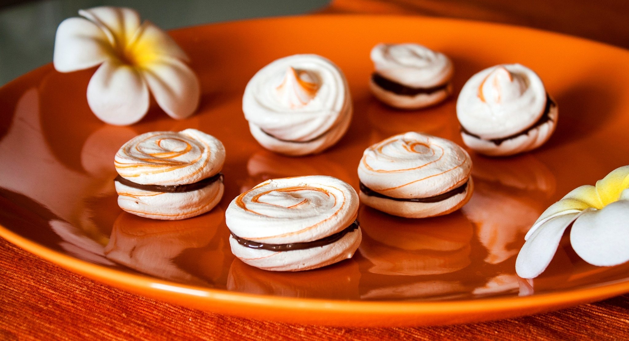 meringues baiser süßigkeiten schokolade dessert teller blumen kamelie