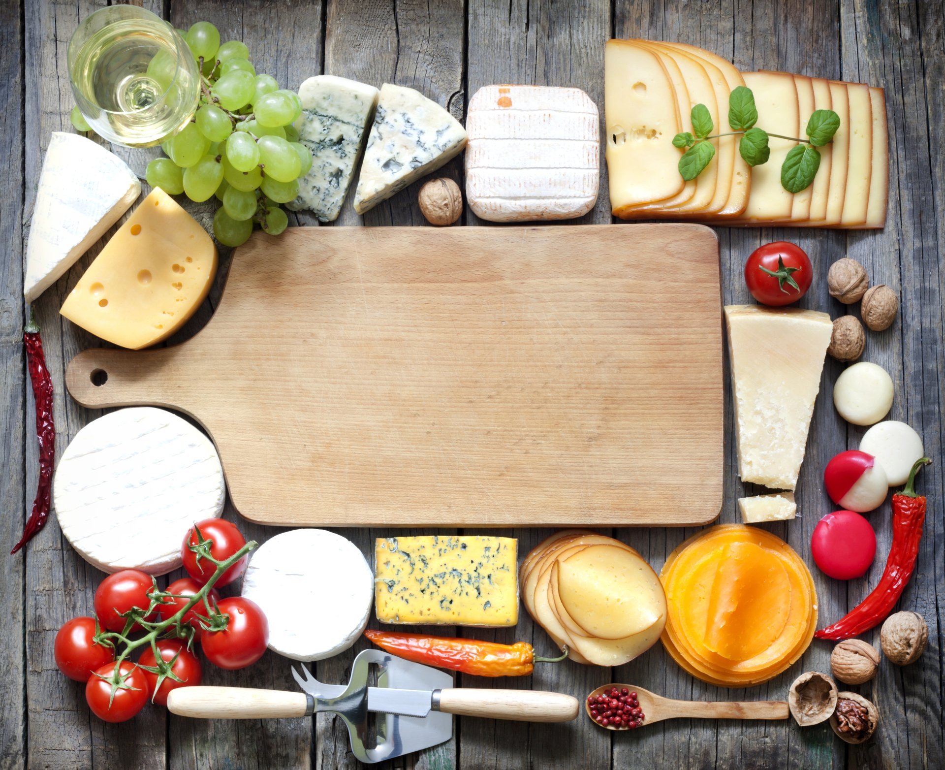 planche fromage noix verre vin blanc raisin poivre tomates spatule