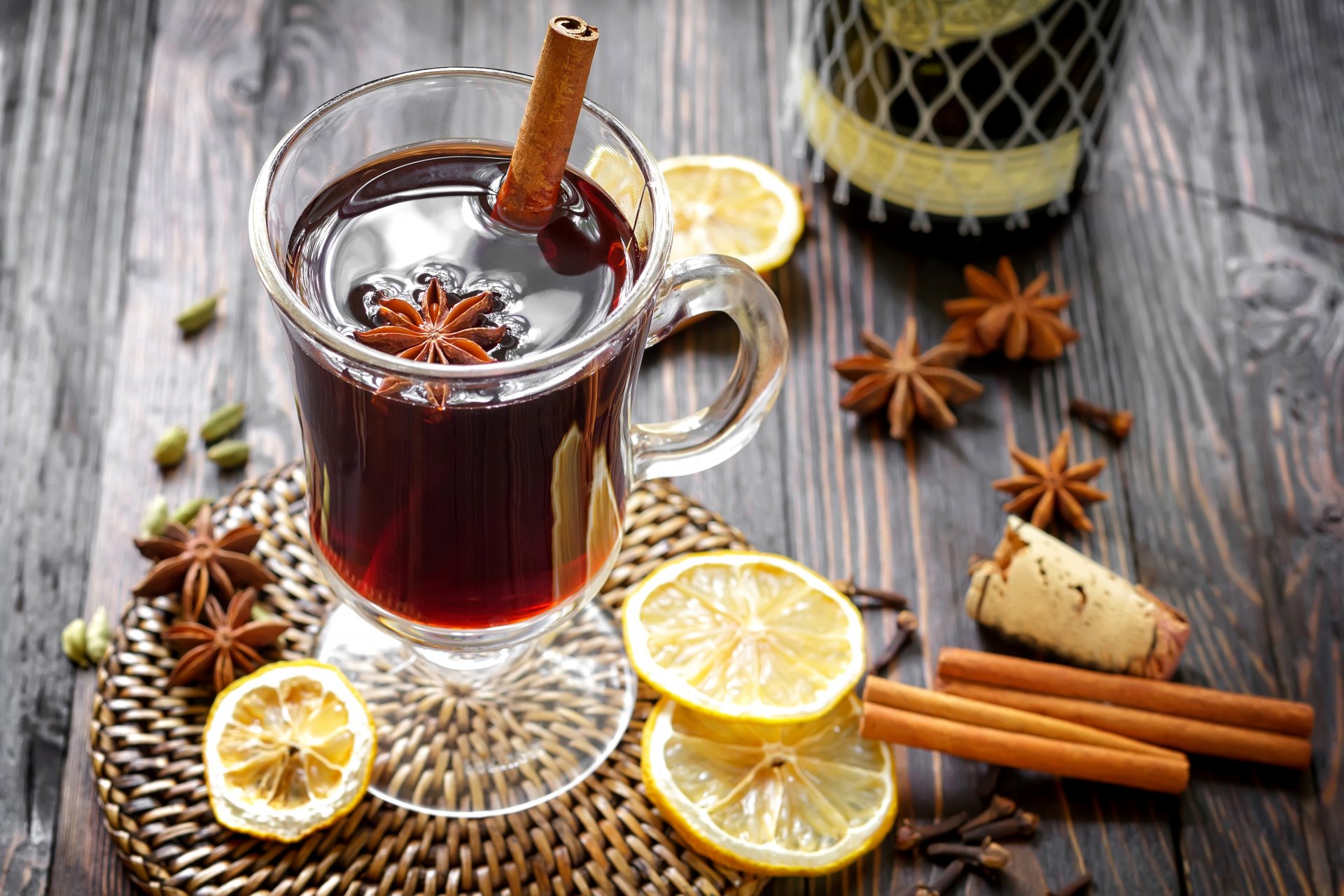 glühwein trinken wein zitrone gewürze stäbchen zimt anis sternanis winter