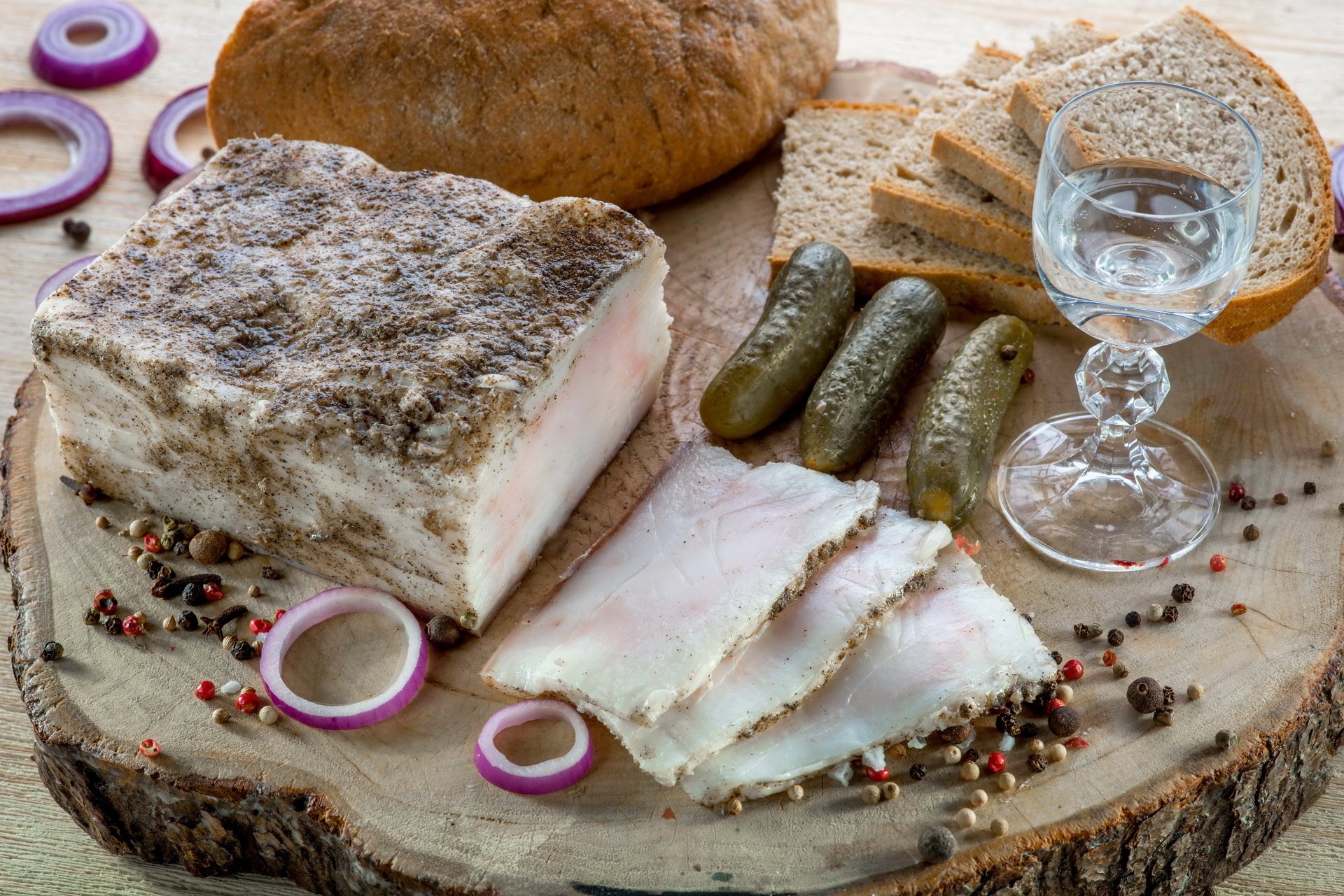 produits carnés pain concombres épices saindoux verre repas photo