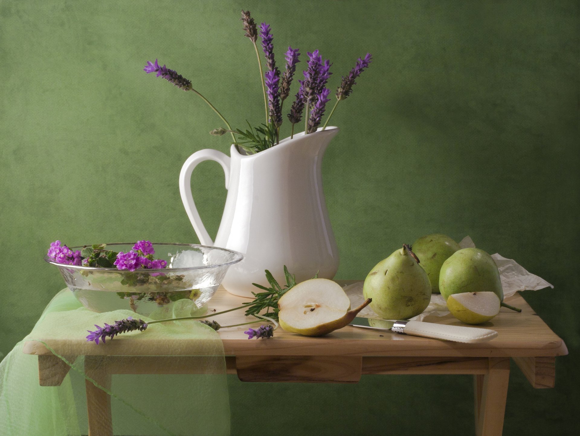 stillleben krug blumen lavendel birnen messer tisch