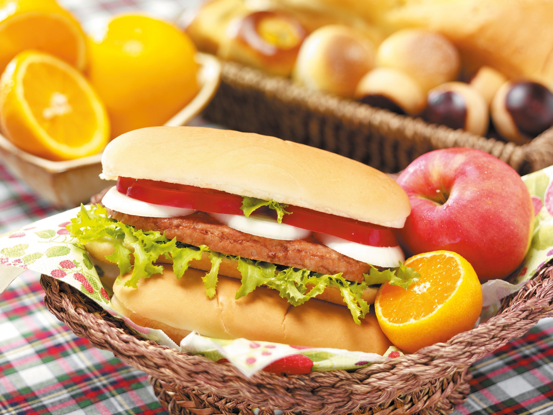 paniers fruits muffins pâtisseries oranges pomme sandwich poivre légumes verts