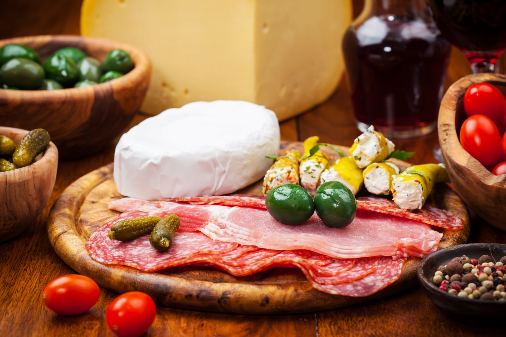 fromage concombres concombres viande saucisse jambon charcuterie poivre tomates vin olives