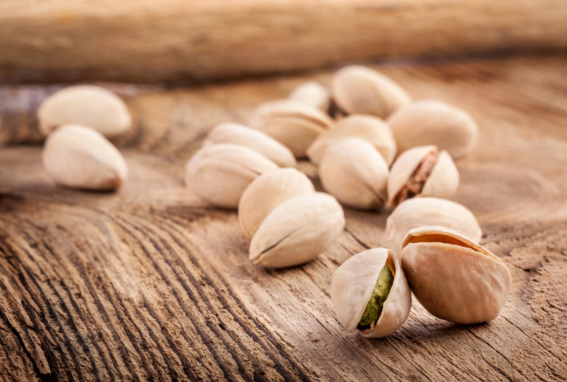 pistacchi noci tavolo legno