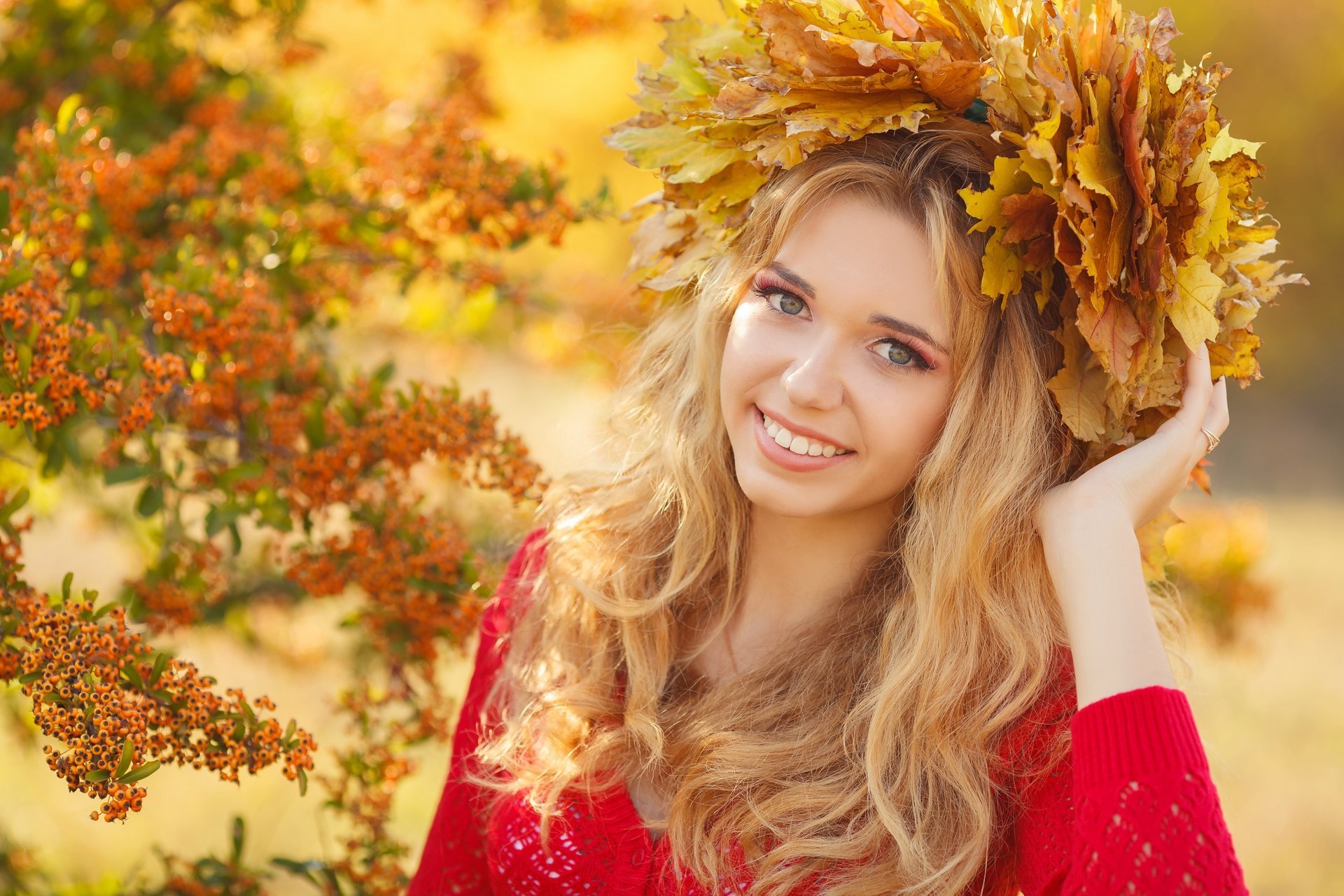 otoño chica rubia maquillaje sonrisa mirada corona hojas