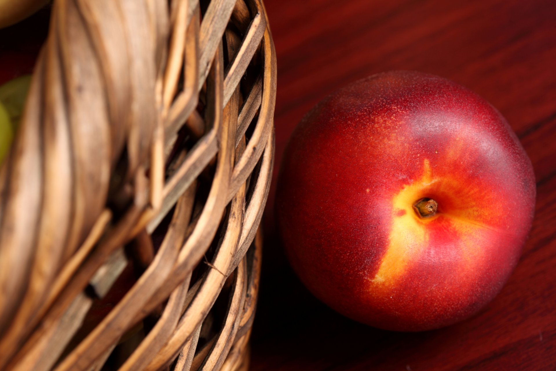 pêche fruit nectarine gros plan panier table