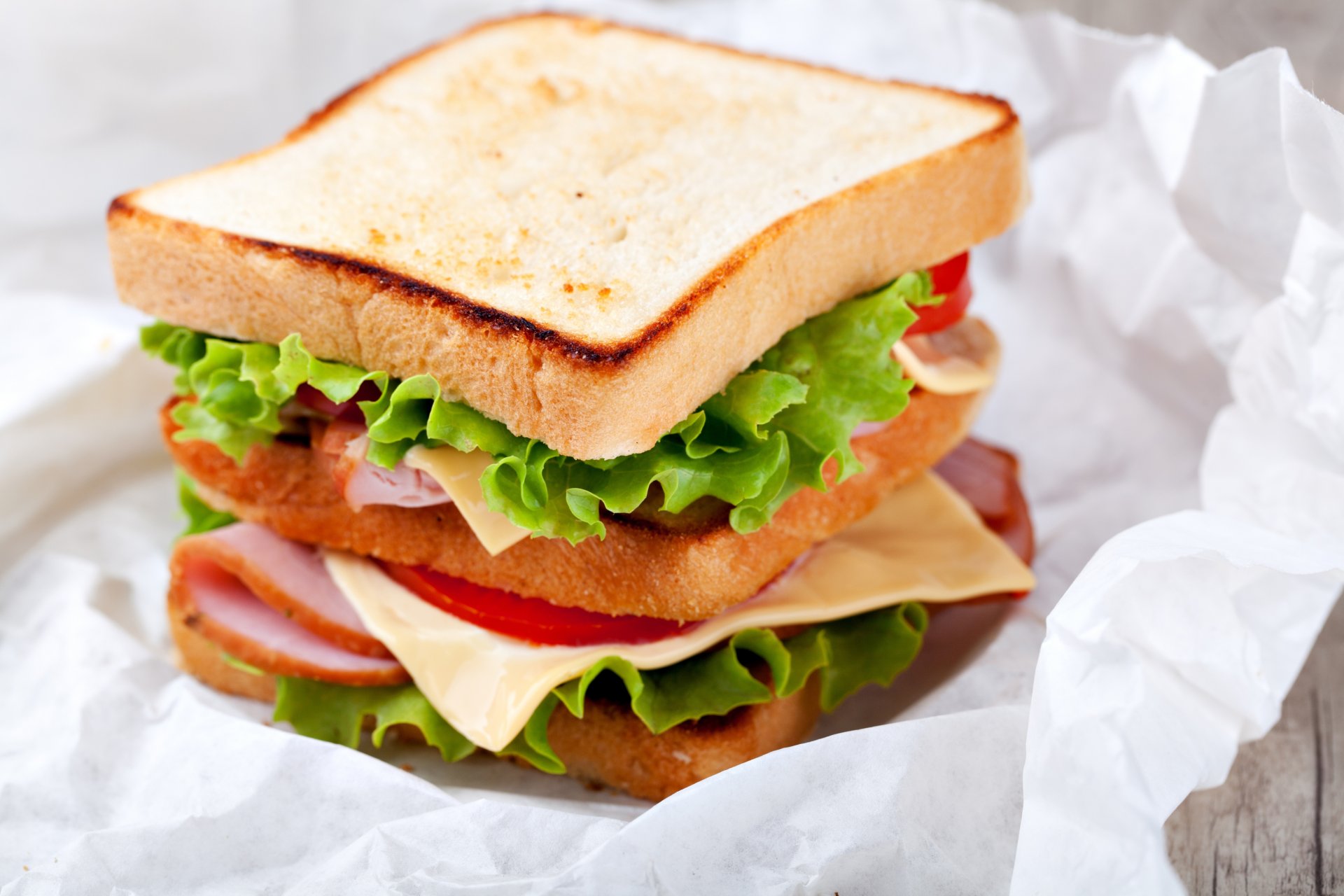 toast brot sandwich tomaten käse schinken salat blätter essen