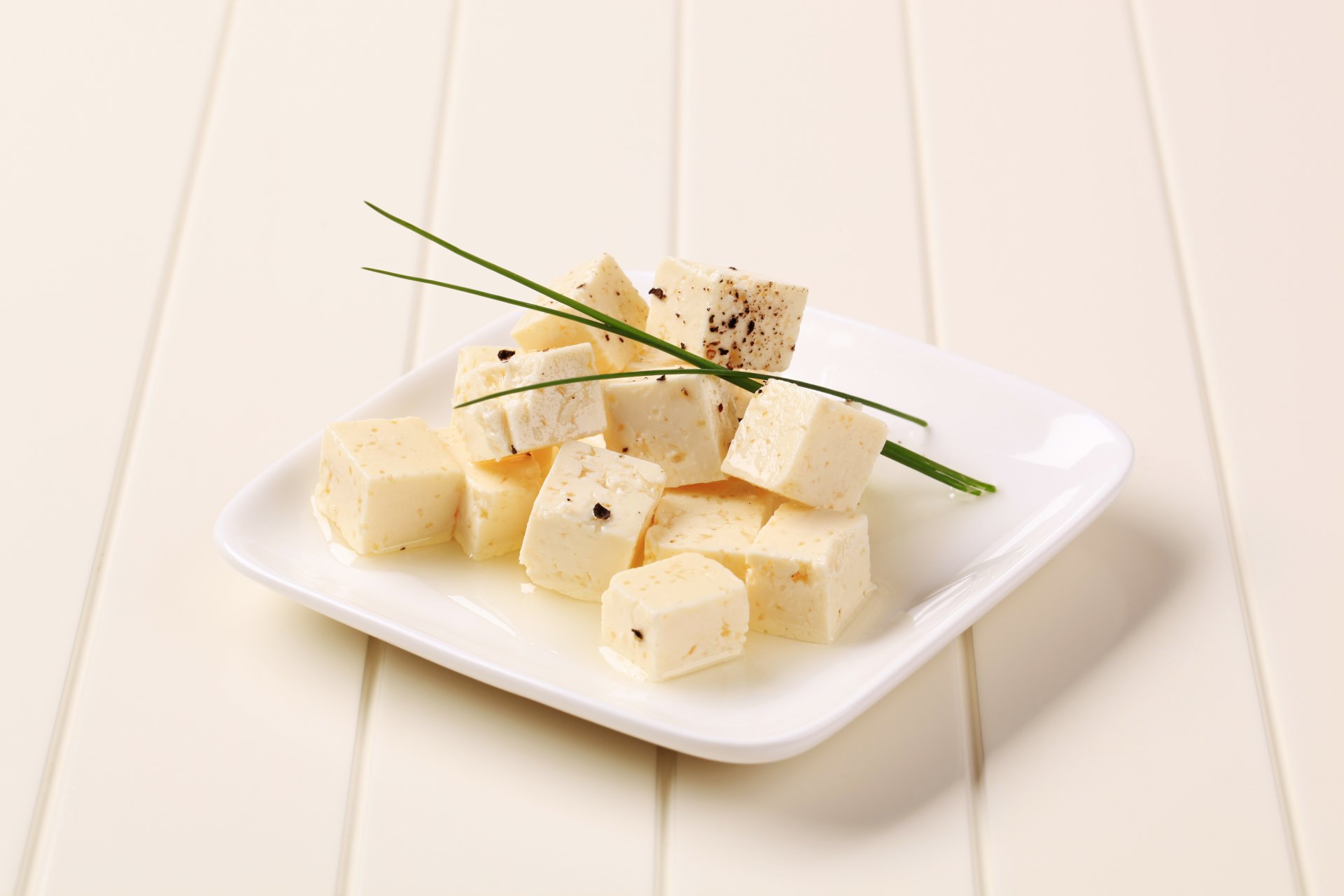 table assiette fromage légumes verts