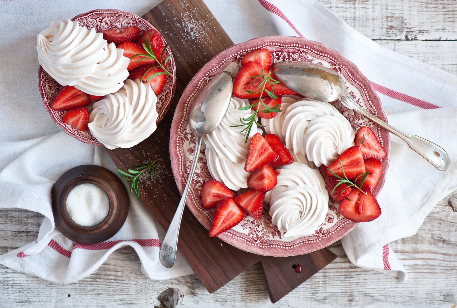 dessert meringue strawberry berrie