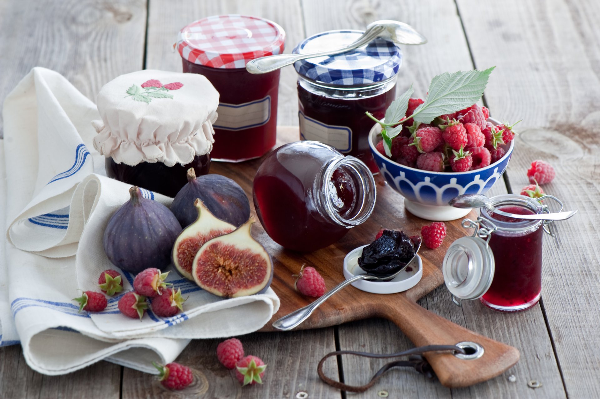 marmellata marmellata lamponi bacche fichi vasetti cucchiai tavola anna verdina