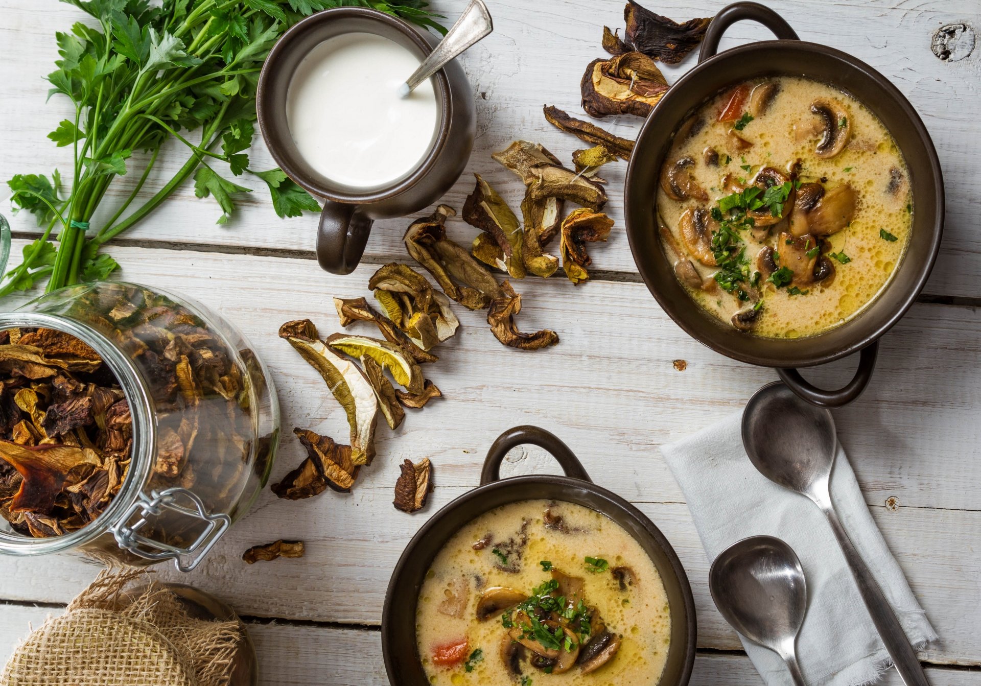 pilzsuppe getrocknete pilze saure sahne glas löffel