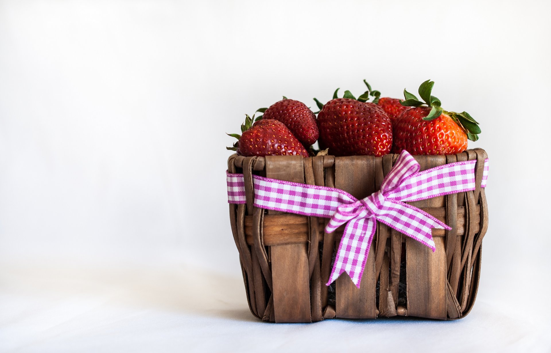 basket belt bow berries strawberry red