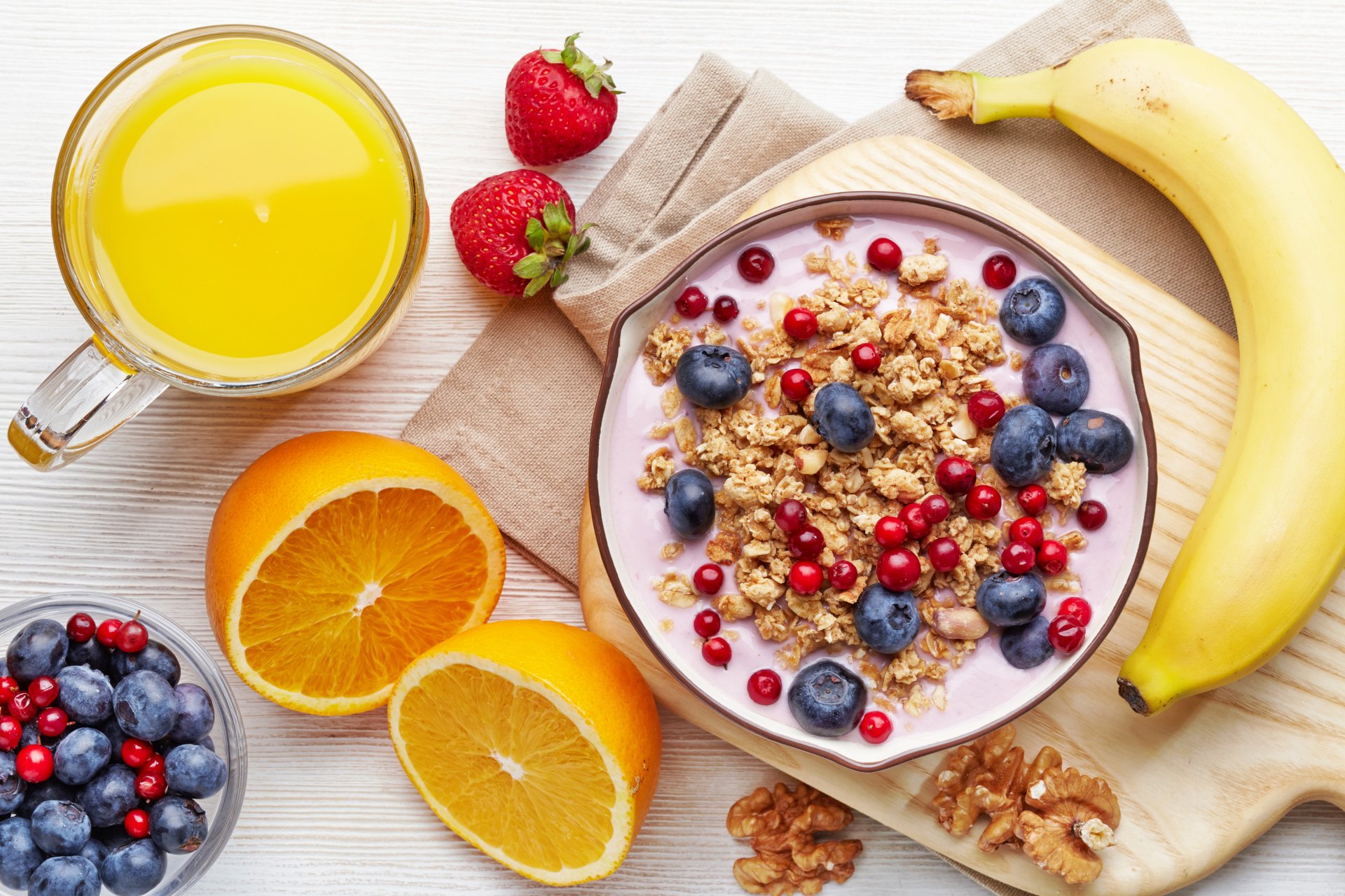 desayuno plátano naranja arándanos grosellas fresas jugo taza fruta avena leche yogur granola arándanos nuez