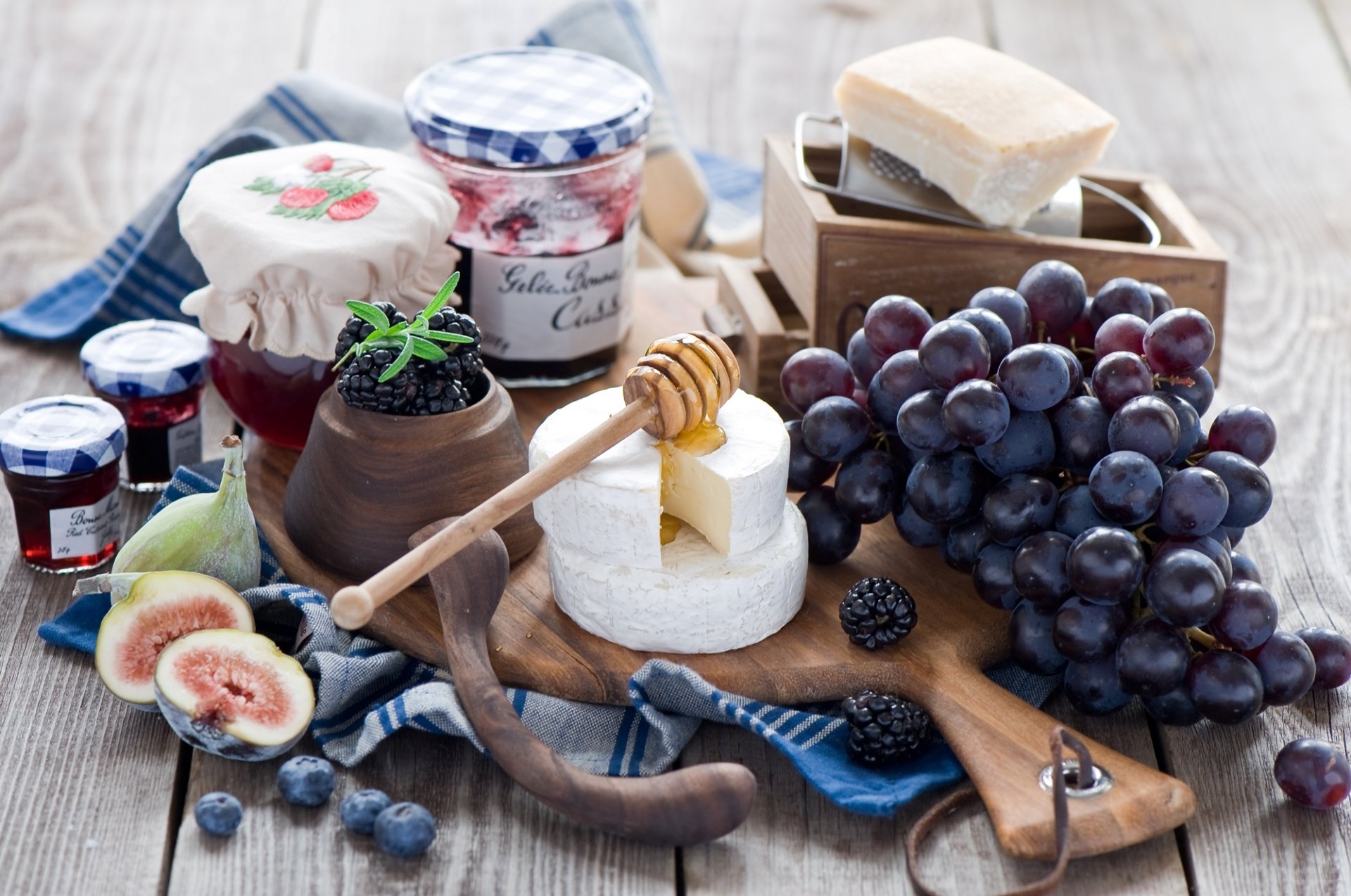 fromage raisins grappe baies bleuets mûres figues cuillère confiture confiture pots planche anna verdina