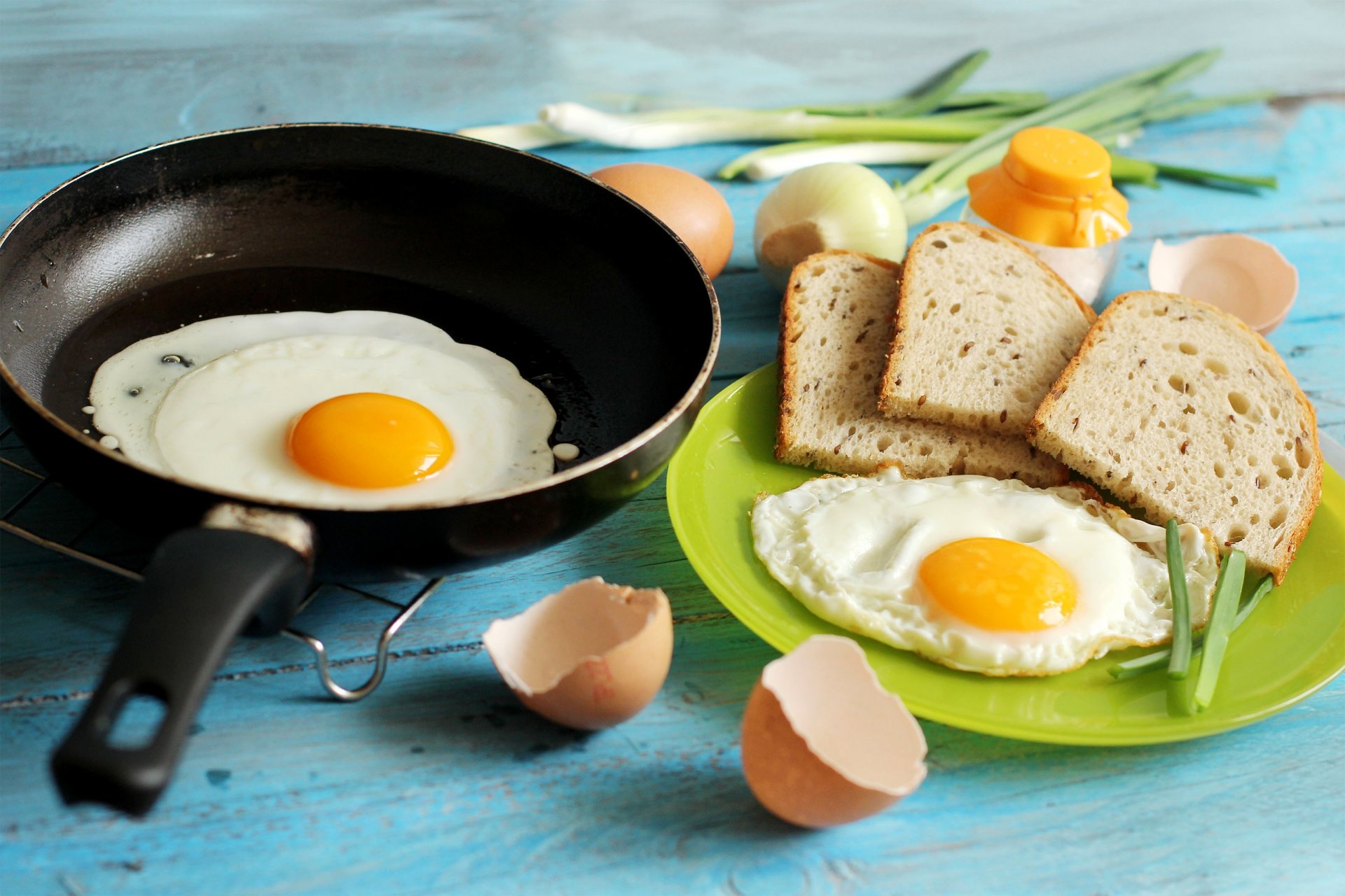 oeufs brouillés oeufs poêle à frire coquille oignon pain repas petit déjeuner