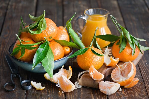 Mandarines et vaisselle sur la table