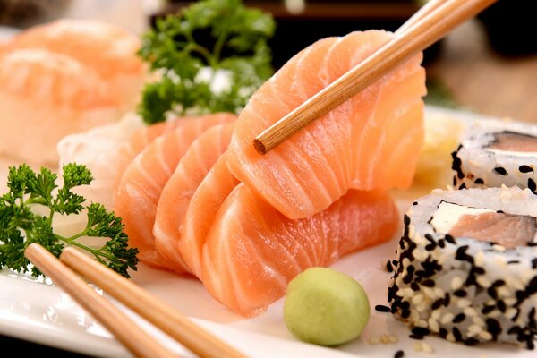 Japanisches Fisch- und Sushi-Gericht mit Stäbchen