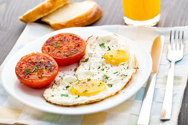 Rührei mit Tomaten zum Frühstück