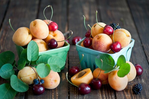 Tazones de cerezas y albaricoques