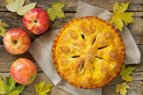 Herbst-Stillleben mit Kuchen und Äpfeln