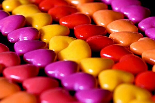 Cœurs. Bonbons multicolores, dragées