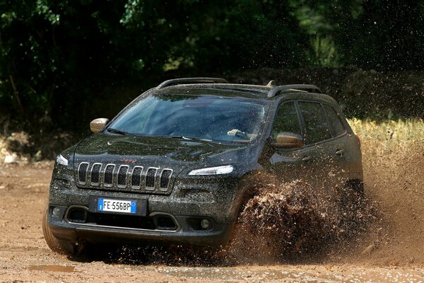 Jeep Cherokee moves through puddles