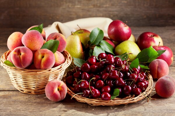 Cestas de cerezas, melocotones, peras y manzanas