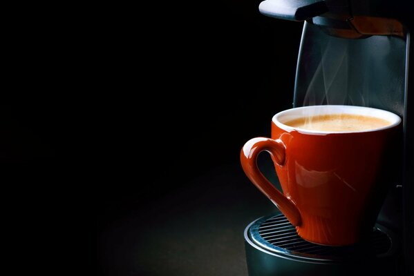 Café parfumé chaud de la cafetière