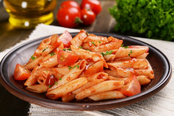 Pasta con funghi su un piatto in salsa di pomodoro