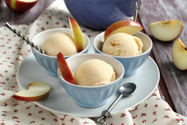 Dessert on a plate. Ice cream with apple slices