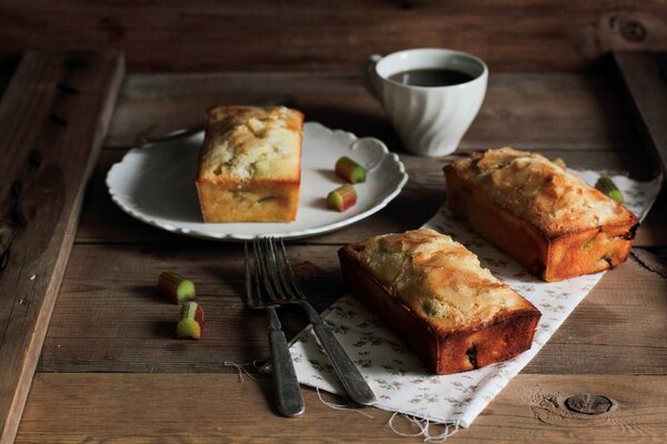 Una taza de café y un postre dulce