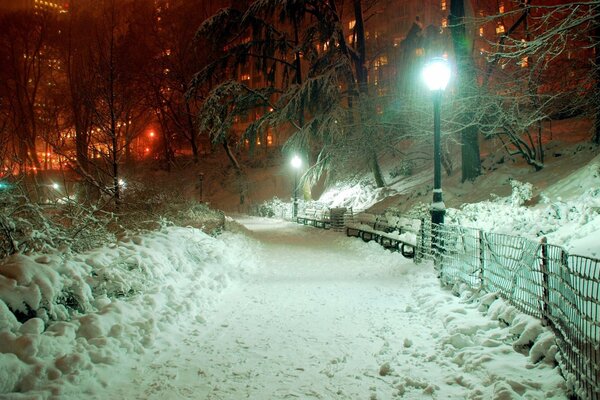 Strada invernale di sera in città