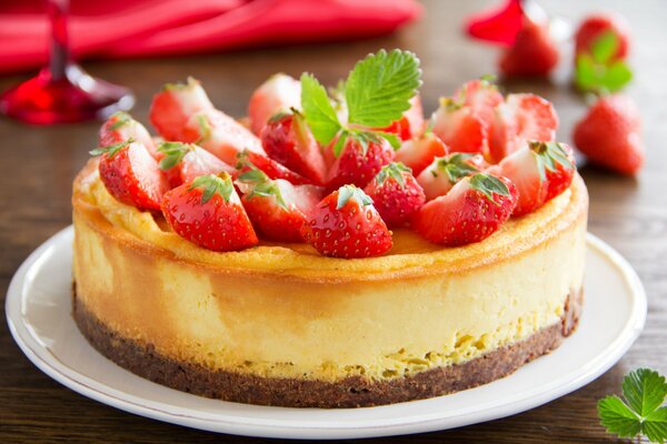 Pastel de bayas y una familia feliz