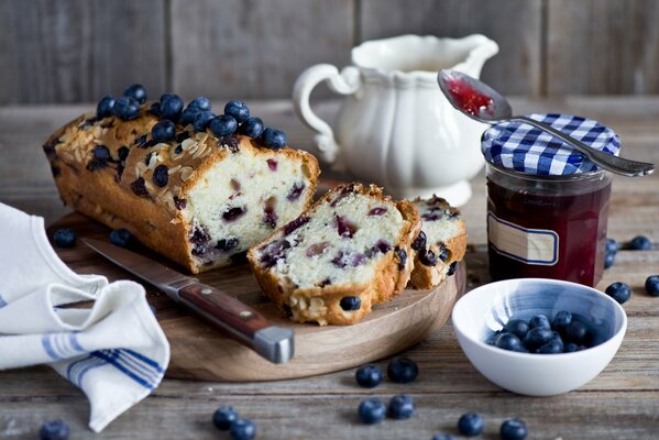 Blueberry muffin with jam