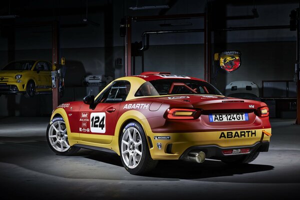 Voiture de course fiat dans le garage