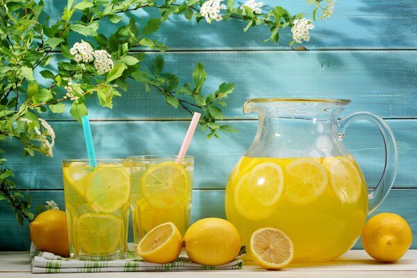 Nature morte Citrons limonade et fleurs blanches