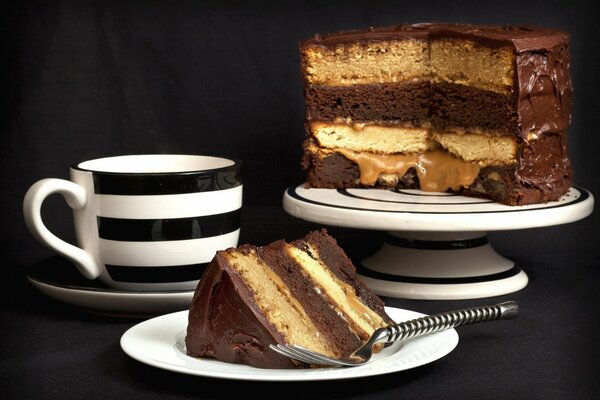 Tee-Party mit Kuchen auf schwarzem Hintergrund